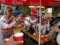  Der gewonnene Sekt wird sogleich in geeigneten Trinkgefäßen verteilt.