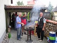  Eine Spontanparty unter Peter's Carport organisiert.