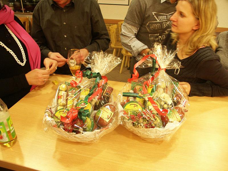 PICT1321.JPG - Die Präsentkörbe werden auch verschenkt.